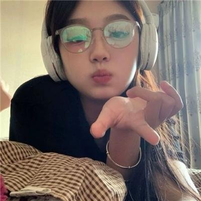 给小酒馆女子喝高杯酒